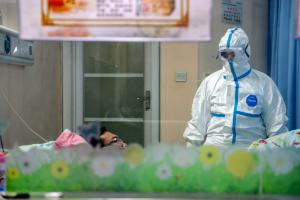 Китайських медиків закликають економити засоби захисту від коронавірусу