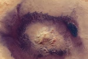Опубликован удивительный снимок кратера на Марсе