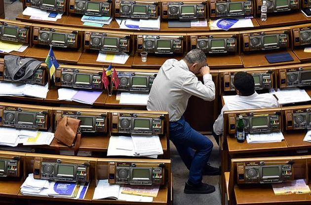 Конституційний суд постановив, що карати депутатів за кнопкодавство треба, але позбавляти мандата за це неможна