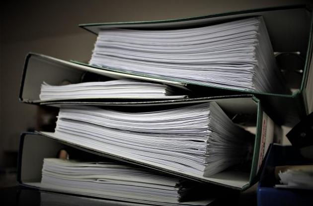 Зеленський підписав закон про особливості оформлення документів для ВПО і жителів ОРДЛО