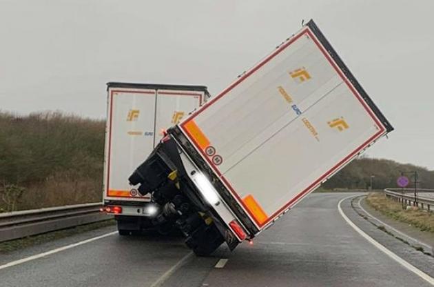 Ураган вырывал с корнем деревья и переворачивал автомобили