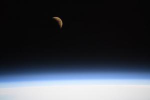 Астронавт NASA опубликовала снимок Луны из космоса