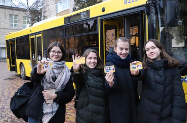 Київські школярі почали тестувати електронний учнівський квиток