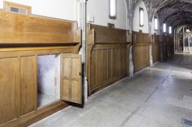 Тайный ход скрывался за деревянной дверью