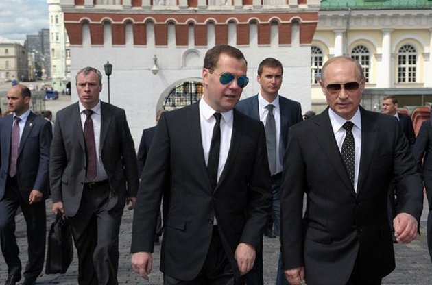 Путин отправил правительство в отставку и назначил Медведева на временную должность