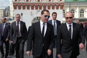 Путин отправил правительство в отставку и назначил Медведева на временную должность