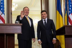 Зеленский назвал "очень неприятными" слова Помпео, что "американцам плевать на Украину"