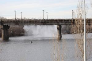 В Киеве на мосту Патона забил искусственный гейзер