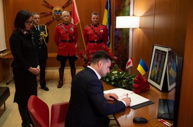 Зеленский отнес цветы в посольство Канады