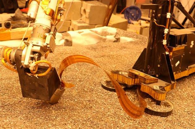 Бур InSight придавят с помощью ковша роботизированной руки