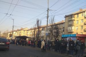 Карантин и киевляне: длинные очереди на маршрутки и пренебрежение санитарными правилами