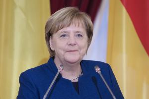 Меркель самоизолировалась после контакта с носителем коронавируса