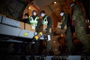 Армійський борт доставив в Україну з Китаю тести на коронавірус