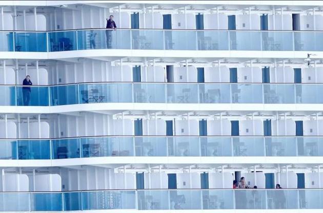 Коронавирусом заразились 130 пассажиров и членов экипажа лайнера