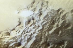 ESA показало снимок кратера Королев на Марсе