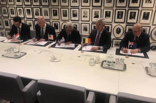 Британское правительство выделило 100 тысяч фунтов для поддержки судебного процесса.