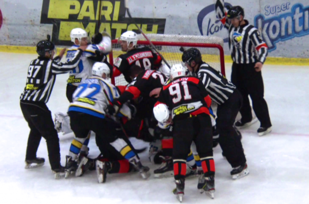В матче Украинской хоккейной лиги произошла массовая драка