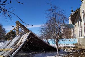 Из-за непогоды в Одесской области со школ сорвало крыши, во Львовской – задерживают поезда