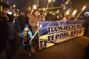 У Києві відбувся смолоскипний марш на честь героїв Крут: фоторепортаж