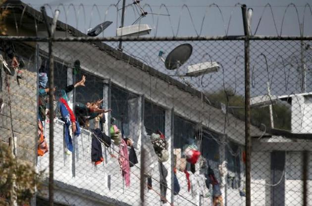 Оскільки COVID-19 проникає у в'язниці, ув'язнені побоюються, що їх залишать у переповнених камерах