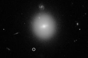 "Хаббл" обнаружил черную дыру средней массы