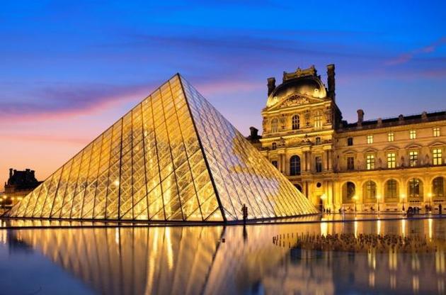 В Париже из-за коронавируса закрыты Лувр, Эйфелева башня и Версальский дворец