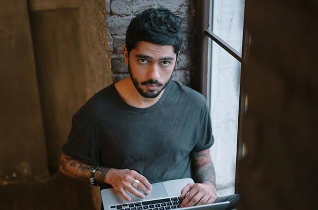 Леросу пытались вручить повестку о вызове на допрос