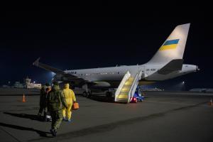 Президентский самолет доставил в Киев 33 украинца из Австрии: фоторепортаж