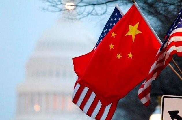 Китай вислав трьох журналістів Wall Street Journal через заголовок статті