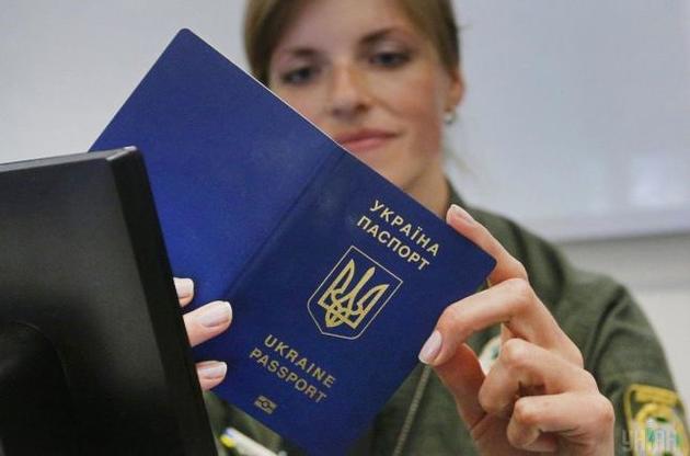 В ГМС подсчитали владельцев украинских паспортов в оккупированных Крыму и Донбассе