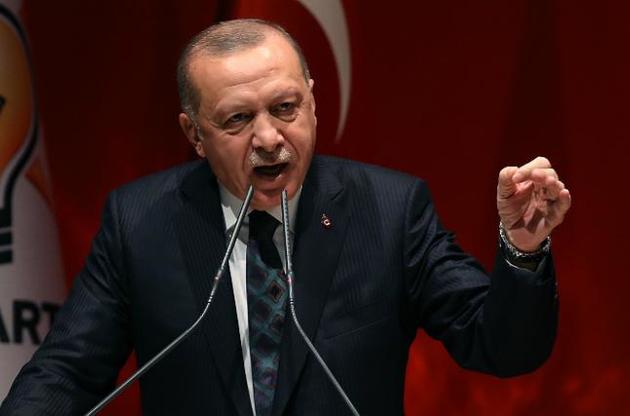 Никаких рукопожатий: президент Турции отказался от приветствий из-за коронавируса