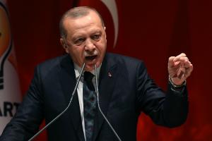 Жодних рукостискань: президент Туреччини відмовився від вітань через коронавірус