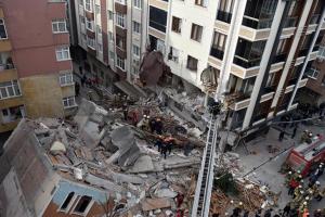 В Стамбуле рухнуло семиэтажное здание, повредив стоящие рядом
