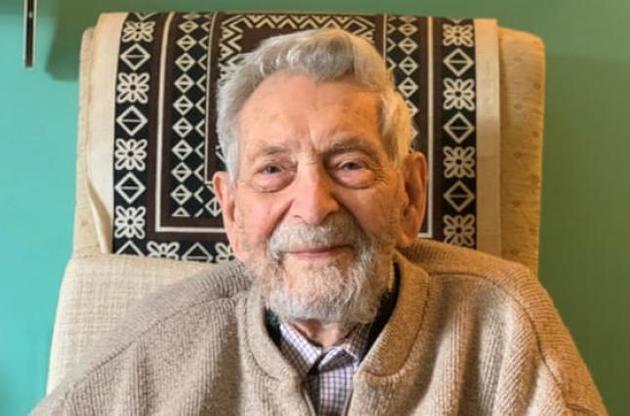 Старейшим в мире мужчиной признан 112-летний англичанин