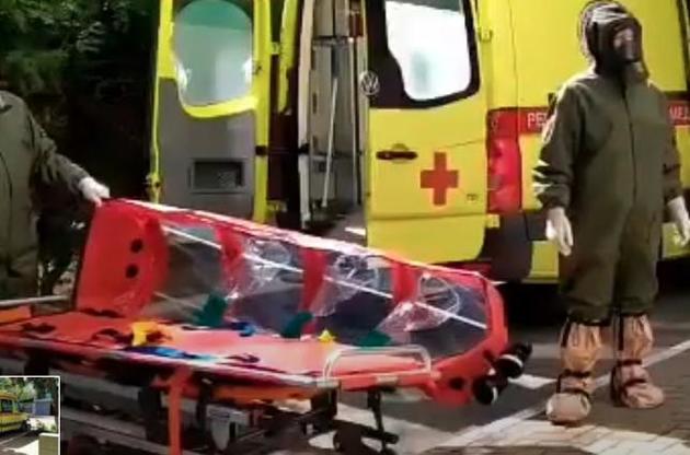 Заплакану дитину госпіталізують в боксі