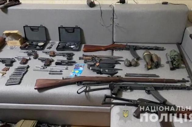 Поліція затримала одесита з посилкою зі зброєю із Донбаса