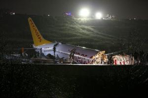 В аэропорту Стамбула разбился самолет: есть погибшие