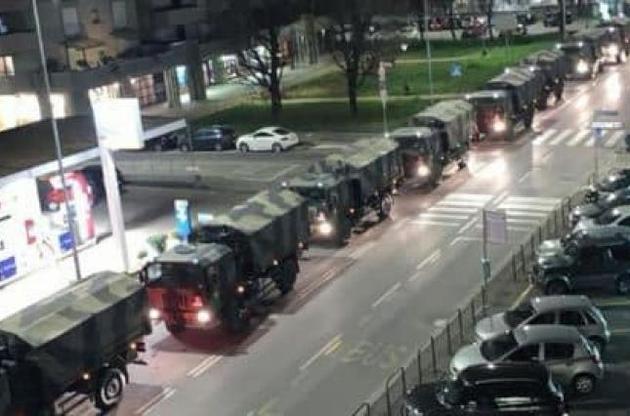 Итальянская армия перевозит гробы погибших в другие города