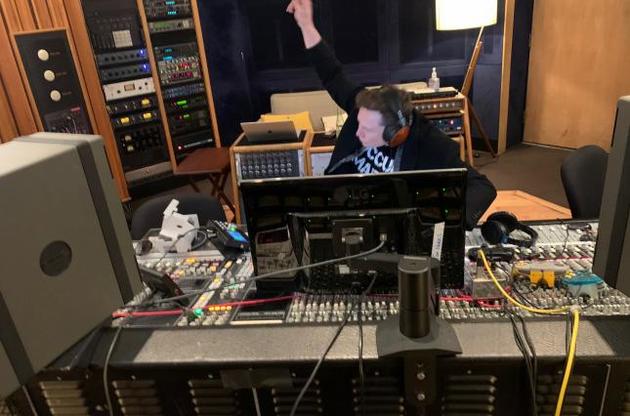 Маск поділився фото процесу запису нової пісні