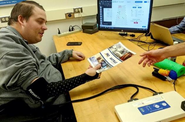 Чоловікові повернули дотик за допомогою мозкового імпланта