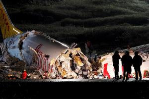Количество жертв от падения самолета в Стамбуле увеличилось