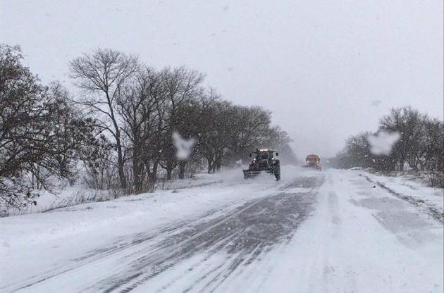 "Укравтодор" предупредил о снежных заносах и гололеде на дорогах