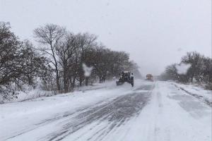 "Укравтодор" попередив про снігові перемети та ожеледицю на дорогах