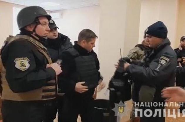 У одного із затриманих, доставлених на засідання суду, при собі виявився предмет, схожий на гранату - поліція