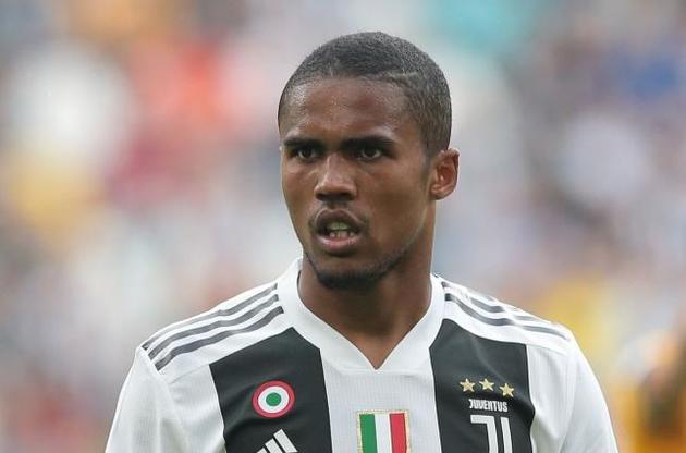 Дуглас Коста перебуває на карантині зі своєю дівчиною