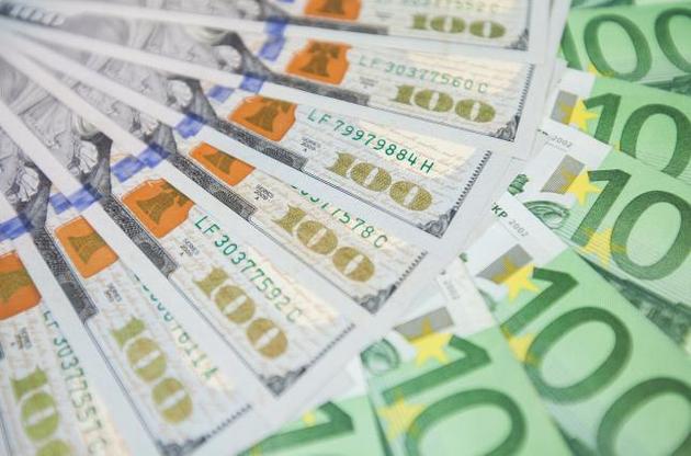 Курс валют НБУ: гривня подешевела к доллару, но подорожала к евро