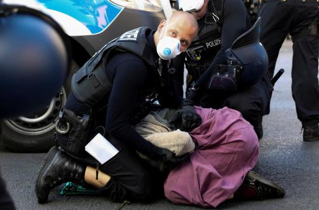 Протестувальники вважають, що новий коронавірус є спробою захоплення влади шляхом поширення страху