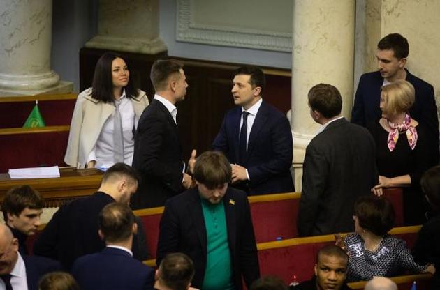 Зеленский не подал руку депутату из фракции Порошенко