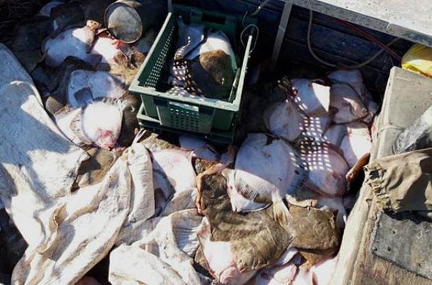 Российские пограничники задержали украинское судно и конфисковали улов