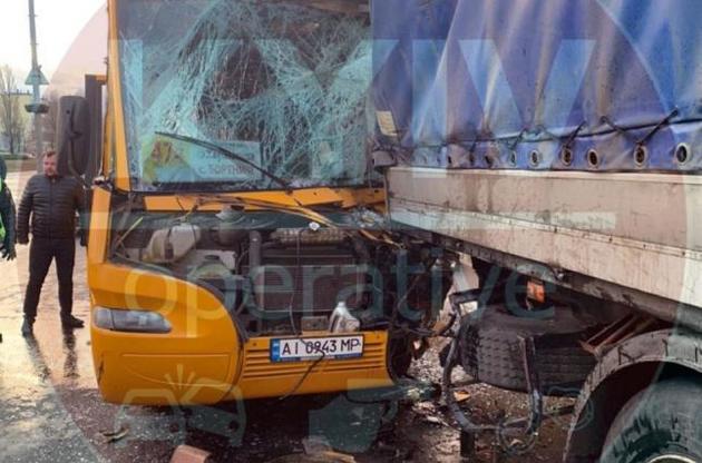 У Києві маршрутка з 11 пасажирами врізалася у вантажівку